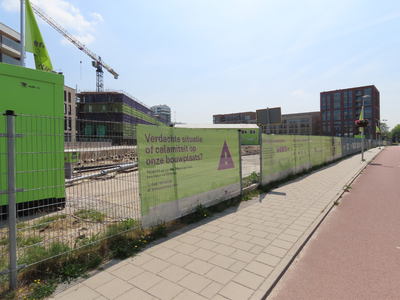 915080 Gezicht op de bouw van een appartementencomplex in de nieuwbouwbuurt De Nieuwe Defensie (Merwedekanaalzone) te ...